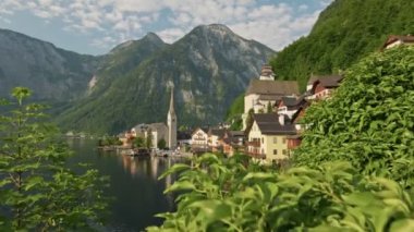 Gündoğumunda Hallstatt Köyü, Avusturya. Avusturya Alpleri 'ndeki Hallstatter Gölü' ndeki Hallstatt köyünün Gimbal çekimi. Sabah 4K çekimi