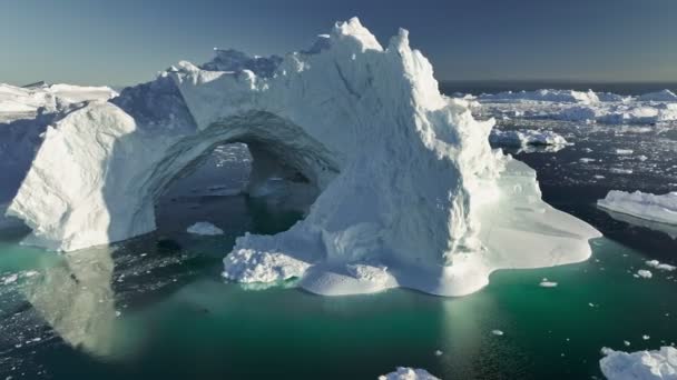氷の洞窟で氷山が溶け出した氷山 グリーンランドのイルリサット近くのディスコ湾の氷河の融解から氷山 航空ショット 気候変動コンセプト — ストック動画