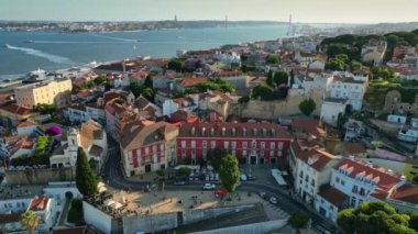 Lizbon 'daki Alfama bölgesinin havadan görüntüsü. Lizbon 'un en eski mahallesinin evleri ve sokakları - Alfama ve Tejo nehrinin manzarası