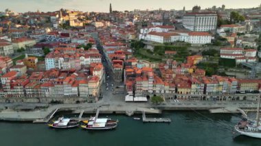 Porto 'nun eski şehri Portekiz' in sabah hava manzarası. Porto şehrinin merkezinde turuncu çatıları, Duero nehri ve tekneleri olan eski evler.
