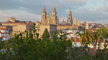 Santiago de Compostela Katedrali 'nin gün batımında Gimbal çekimi. Camino de Santiago 'daki hacıların yürüyüş yolunun son noktası. Santiago de Compostela, İspanya