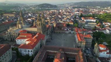 Santiago de Compostela, İspanya 'daki kare ve katedralin havadan görünüşü. Camino de Santiago yolunda yürüyen hacıların son noktası.