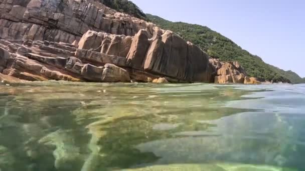Напівпідводний Знімок Морського Узбережжя Камінням Чистою Водою Постріл Кордону Повітря — стокове відео