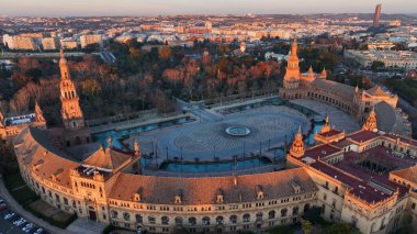 İspanya, Sevilla 'da İspanyol Meydanı Plaza de Espana' da uçuyor. Plaza de Espana kompleksinin sabah güneşli havadan çekilmiş görüntüleri.