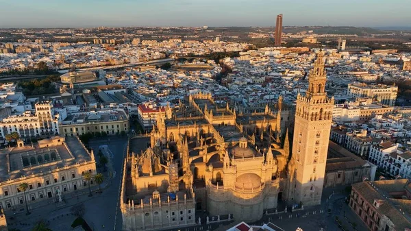 西班牙塞维利亚美丽的日出 塞维利亚市中心的空中拍摄 有哥特式大教堂和著名的吉拉尔达钟塔 图库图片