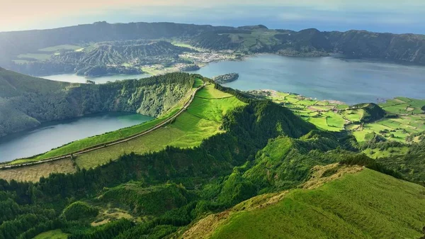 晴天飞越拉科瓦达斯塞卡迪斯湖面 葡萄牙亚速尔 圣米格尔岛 已灭绝火山陨石坑中被绿色植被环绕的湖泊2 — 图库照片