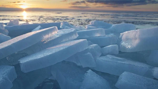 Таяние Льда Весной Разбил Лёд Лучах Заходящего Солнца Голубой Лед — стоковое фото
