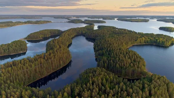 飞越芬兰的湖岸 日落时许多绿色岛屿的空中拍摄 经典的芬兰风景 芬兰湖在夕阳下的土地 绿色的岛屿和湖面上有云彩反射 Uhd — 图库照片