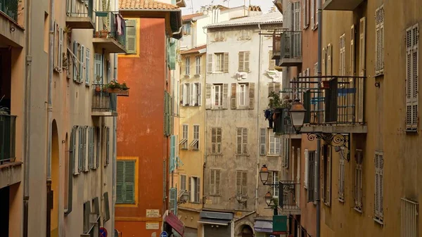 Gimbal Shot Von Farbigen Häusern Der Altstadt Von Nizza Frankreich — Stockfoto