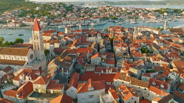 アドリア海の壮大なヴェネツィアの都市トロギール クロアチアの空中撮影 オレンジ色のタイル屋根付きの古い町トロギールの朝のショット2 ストック画像