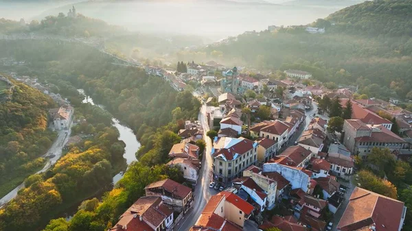 Aerial Shot Sunny Slightly Foggy Morning Veliko Tarnovo Bulgaria Flying lizenzfreie Stockbilder