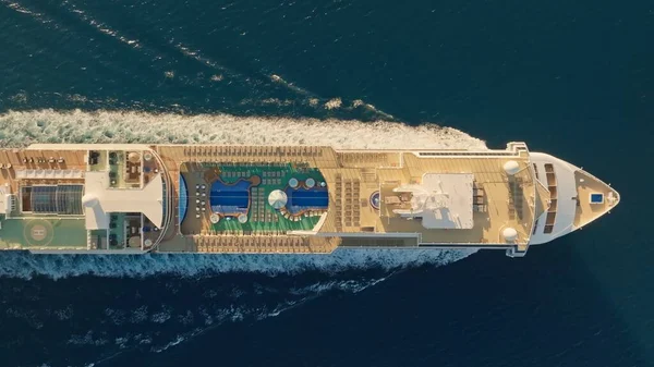 축구장과 수영장과 거대한 크루즈 선박의 아래로 바다에서 크루즈 비행2 스톡 사진
