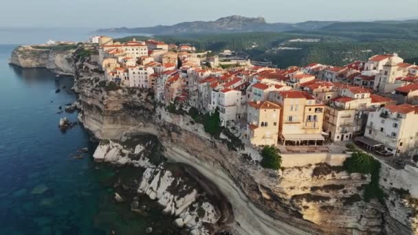 法国科西嘉岛博尼法乔老城 悬崖上的房屋 在升起的阳光下 科西嘉岛Bonifacio的空中晨景 地中海 — 图库视频影像