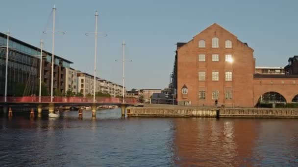 Casas Aterros Pontes Copenhague Dinamarca Pessoas Caminham Longo Canal Verão — Vídeo de Stock