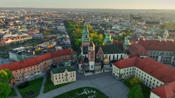 飞越波兰克拉科夫的瓦维尔皇家城堡 克拉科夫古城和城堡在日出时分 Aerial Shot — 图库视频影像