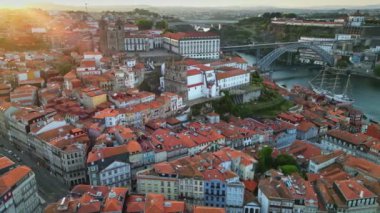 Porto şehrinin merkezinde turuncu çatıları, Duero nehri ve tekneleri olan eski evler. Porto 'nun Portekiz şehir merkezindeki sabah hava görüntüsü