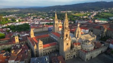 Santiago de Compostela, İspanya 'daki kare ve katedralin havadan görünüşü. Camino de Santiago yolunda yürüyen hacıların son noktası.