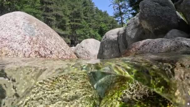 水在石头之间流动 形成小瀑布和浴池 清澈清澈的水流和气泡 半水下慢镜头 — 图库视频影像