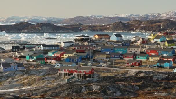 Panning Shot Arctic Settlement Arctic Circle Backdrop Glaciers Icebergs Village — Stock Video