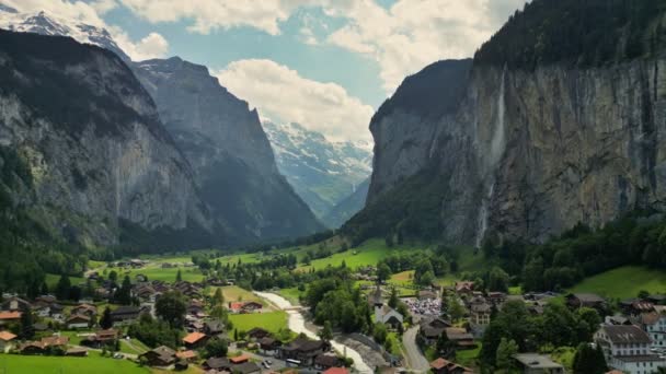 Vlieg Het Zwitserse Bergdorp Lauterbrunnen Luchtfoto Van Lauterbrunnen Vallei Zwitserland — Stockvideo