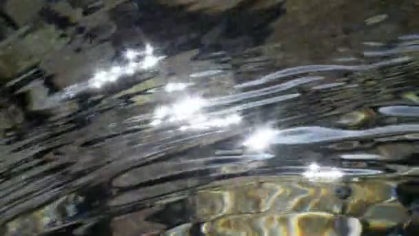 山の澄んだ水を映した太陽 リップルと日光のフレアで最も純粋な水の川 — ストック動画