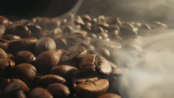 Pieczenie Ziaren Kawy Dymem Ciemnym Tle Dym Pochodzi Świeżych Nasion — Wideo stockowe