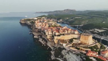 Dik kireçtaşı kayalıklarda evler Bonifacio 'nun eski kasabası, Korsika, Fransa' da doğan güneş ışınlarında. Korsika adası Bonifacio 'nun sabah görüşü. Akdeniz