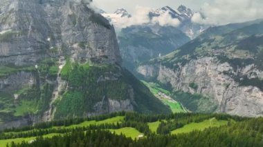Buzulları, şelaleleri ve vadisi olan muhteşem dağlar. İsviçre Alpleri 'nin doğası. İsviçre 'deki Lauterbrunnen Vadisi' nin havadan görünüşü