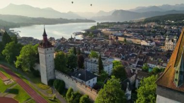 İsviçre, Luzern 'deki gözetleme kuleleri ve şehir duvarları. Lucerne 'in eski kasabası ve Reuss Nehri' nin sabah manzarası. Arkaplanda İsviçre Alpleri