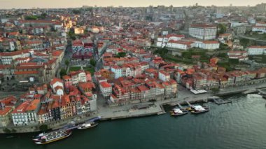 Porto 'nun Portekiz şehir merkezindeki sabah hava görüntüsü. Porto şehrinin merkezinde turuncu çatıları, Duero nehri ve tekneleri olan eski evler. UHD, 4K, Hava