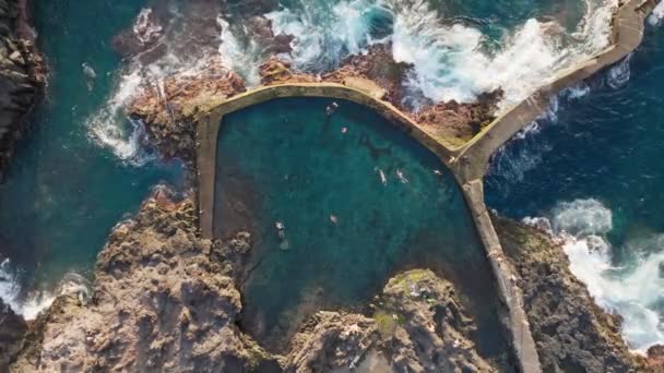 Naturpool Aus Der Luft Los Gigantes Teneriffa Menschen Schwimmen Natürlichen — Stockvideo