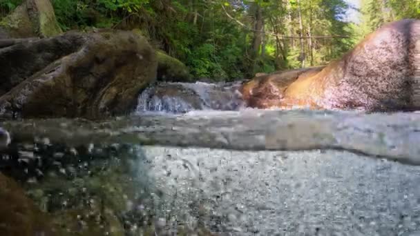 Половина Подводной Замедленной Съемки Потока Между Камнями Небольшими Водопадами Река — стоковое видео