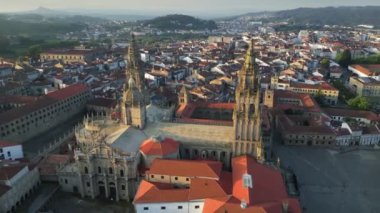 Santiago de Compostela, Galiçya, İspanya 'daki kare ve katedralin havadan görünüşü. Camino de Santiago yolunda yürüyen hacıların son noktası.