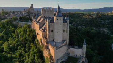 İspanya, Segovia Katedrali ve Alcazar 'ın sabah ışıkları. Hava görüntüsü. Ortaçağ şatosunun Alcazar 'ı üzerinde uçuyor.