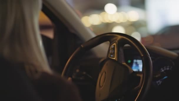 Mengemudi Kota Malam Hari Pada Jam Sibuk Wanita Mengendarai Mobil — Stok Video