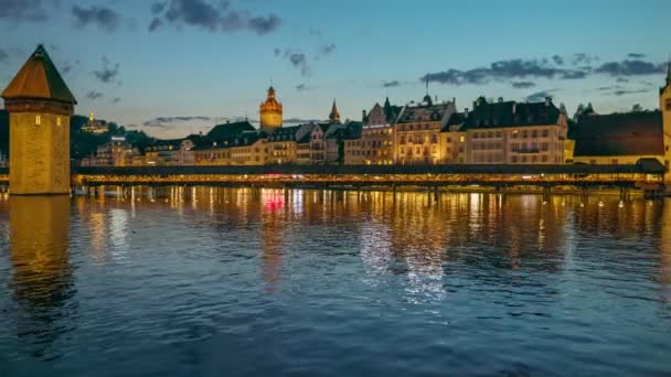 Historisches Zentrum Von Luzern Mit Der Berühmten Kapellenbrücke Schwenk Abend — Stockvideo