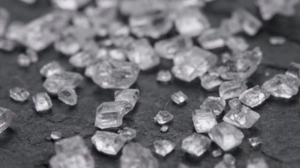 Super Makro Záběr Bílých Krystalů Cukru Černém Kamenném Povrchu Posuvný — Stock video