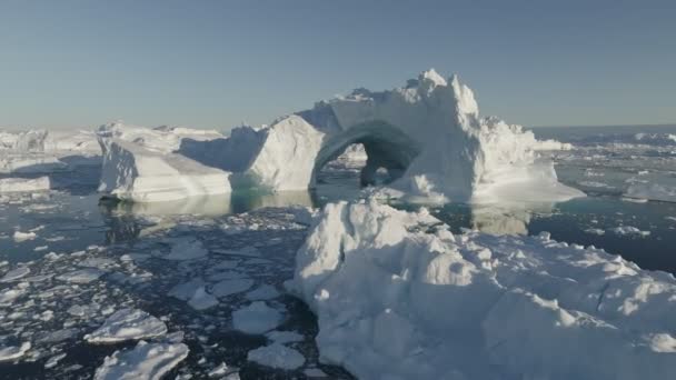 Mírný Ledovec Ledovou Jeskyní Tající Oceánu Ledovce Tajících Ledovců Plují — Stock video