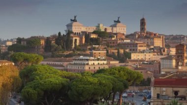 Roma, İtalya 'nın sabah çekimleri. Roma 'daki Terrazza Belvedere Bulvarı' ndan gün doğumu manzarası. Altare della Patria, eski evler ve kiliseler