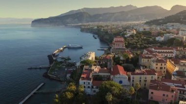 Sorrento, İtalya 'nın sabah manzarası. Napoli, İtalya 'daki Amalfi kıyısındaki Sorrento şehir merkezini hava saldırısı vurdu. Yüksek kalite 4k görüntü