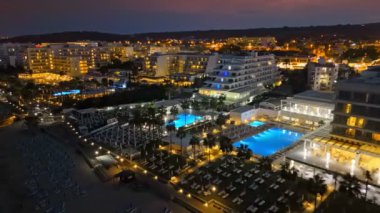 Kıbrıs Rum Kesimi 'nin Protaras kentindeki lüks otel ve tatil beldelerinin gece görüşü. Akdeniz kıyısındaki tatil beldeleri. Kıbrıs 'ta yazın gece hayatı 
