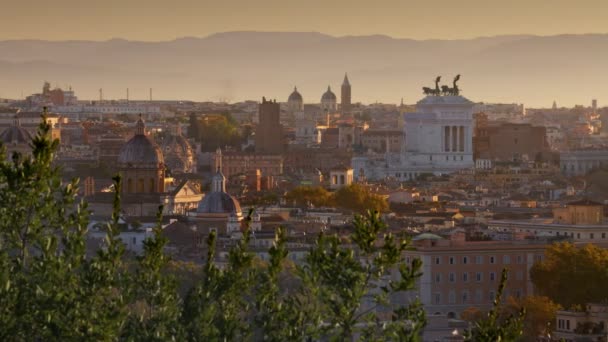 美しいローマは朝の太陽を照らしています ベルヴェデーレ ジャニコロからのパンニングショット イタリアの日の出にローマの教会と古い町 高品質の4K映像 — ストック動画