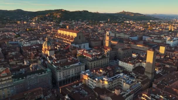 이탈리아 볼로냐의 팔라초 포데스타를 볼로냐 도심의 일출에 Uhd 고품질 — 비디오