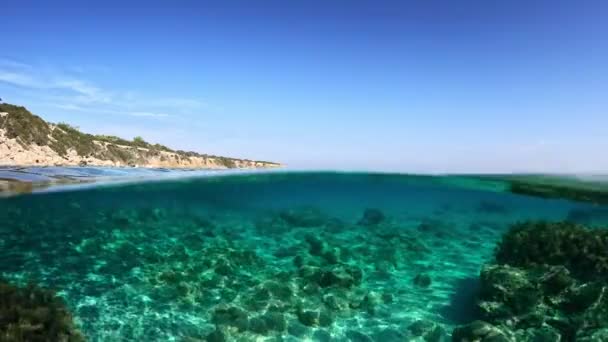 Kristallklares Blaues Wasser Mittelmeer Der Küste Zyperns Halb Unterwasser Zeitlupe — Stockvideo