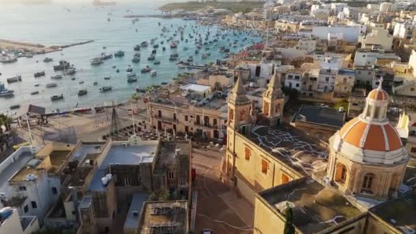 Berühmtes Fischerdorf Malta Marsaxlokk Luftaufnahme Von Marsaxlokk Mit Vielen Fischerbooten — Stockvideo