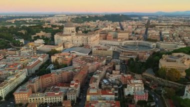Roma 'nın ufuk çizgisi şehir manzarası sabahın erken saatlerinde. UHD, 4K. Vatikan Şehri, Roma, İtalya 'daki Aziz Peters Bazilikasının hava manzarası 