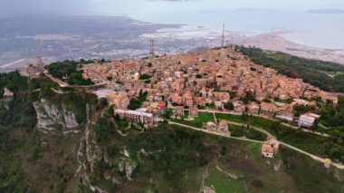 Erice eski kasaba, Sicilya, İtalya. Dağın tepesinde turuncu çatıları olan eski evlerin hava görüntüleri.