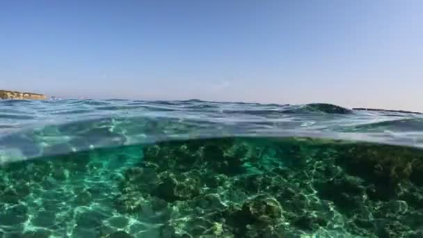 Камера Повільно Переміщується Чисту Бірюзову Морську Воду Узбережжі Кіпру Розділити — стокове відео
