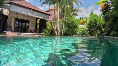 Endonezya, Bali 'de havuzlu bir villa. Yeşilliklerle çevrili lüks villa. Tatil kavramı