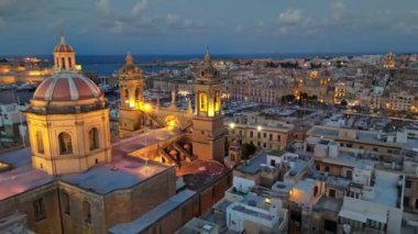 Akşam Malta 'nın hava görüntüsü. Senglea 'daki kilisenin etrafında uçmak ve Malta' da yatı olan üç şehir ve marinayı görmek.